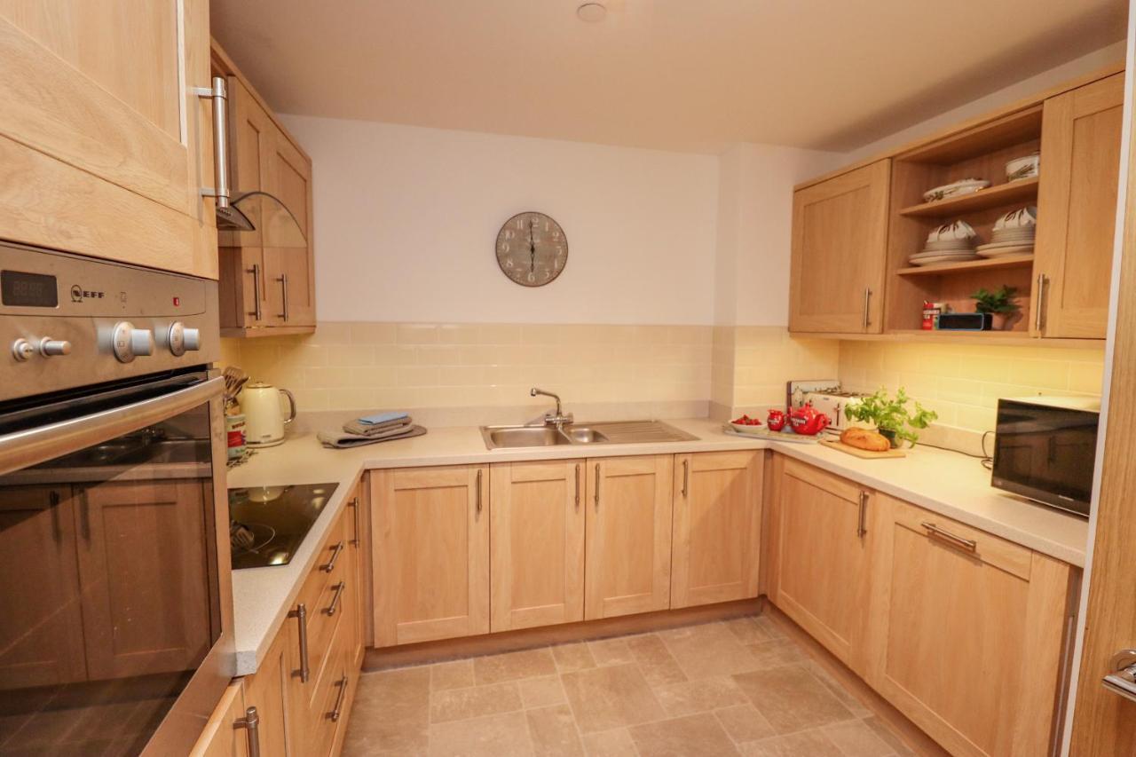 Above & Beyond Apartment Уитби Екстериор снимка